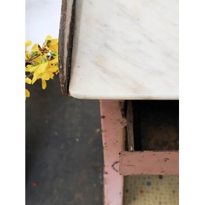 Petite armoire rose en métal et marbre n°403