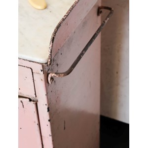 Petite armoire rose en métal et marbre n°403