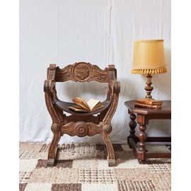 Fauteuil médiéval en bois sculpté n°901