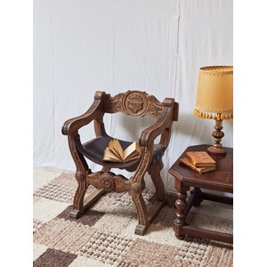 Fauteuil médiéval en bois sculpté n°901