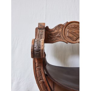 Fauteuil médiéval en bois sculpté n°901
