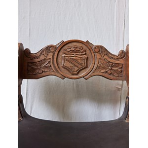 Fauteuil médiéval en bois sculpté n°901