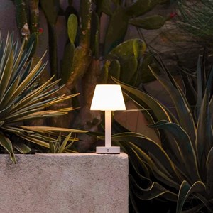 Lampe de table rechargeable en bois blanc zoë