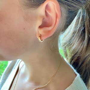 Petites créoles gina 13 mm plaqué or 18 carats