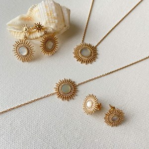 Boucles astrid plaqué or 18 carats - nacre et cristaux