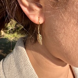 Boucles plume pendantes bohèmes plaqué or