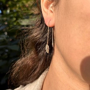 Boucles pilar traversantes plaqué or - chaînettes et plumes
