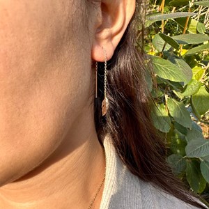 Boucles pilar traversantes plaqué or - chaînettes et plumes