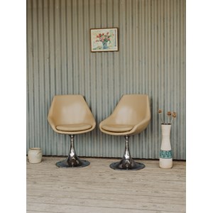 Paire de fauteuils pivotants en cuir beige n°1208