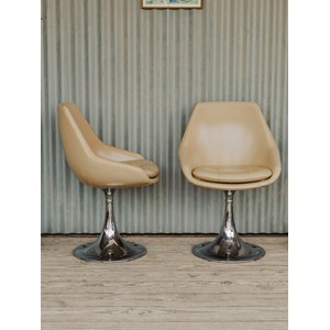 Paire de fauteuils pivotants en cuir beige n°1208