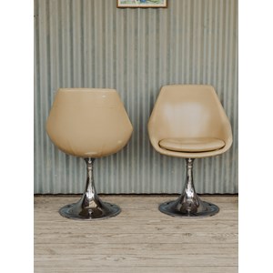 Paire de fauteuils pivotants en cuir beige n°1208