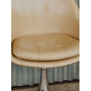 Paire de fauteuils pivotants en cuir beige n°1208
