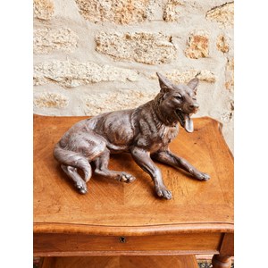 Alix, le chien allongé en métal n°987