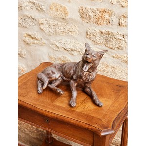 Alix, le chien allongé en métal n°987