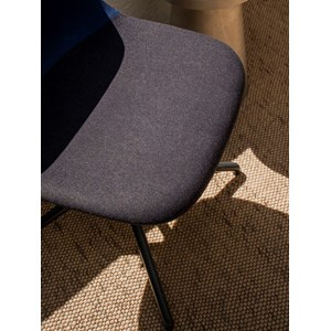 Chaise à coque en tissu foncé n°1496