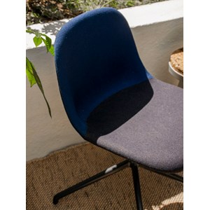 Chaise à coque en tissu foncé n°1496