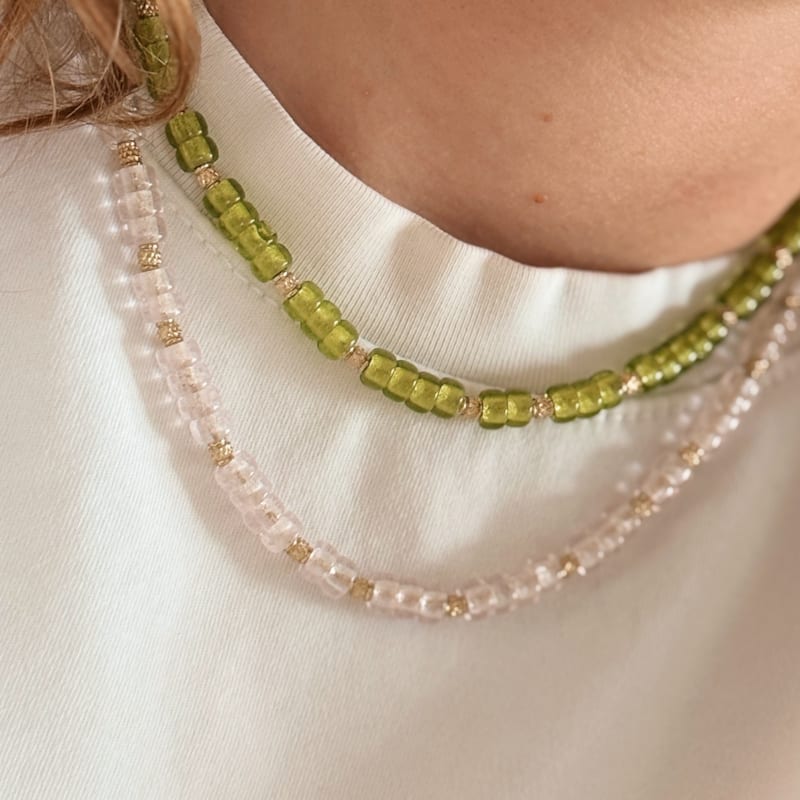 Les Jolis Bonheurs - Collier en acier inoxydable doré et perles en verre rose translucide clara