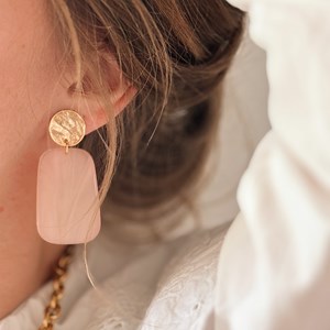 Boucles d'oreilles avec puces martelées dorées à l'or fin et résine pêche cocoa