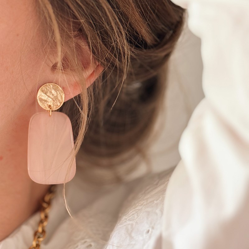 Les Jolis Bonheurs - Boucles d'oreilles avec puces martelées dorées à l'or fin et résine pêche cocoa