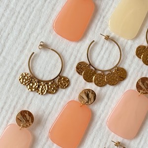 Boucles d'oreilles avec puces martelées dorées à l'or fin et résine pêche cocoa