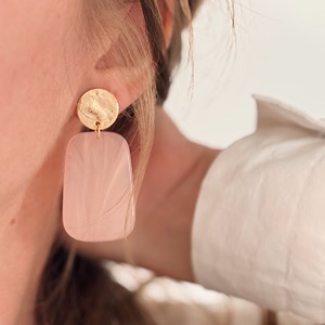 Boucles d'oreilles avec puces martelées dorées à l'or fin et résine pêche cocoa