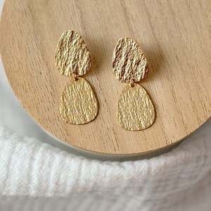 Boucles d'oreilles pendantes avec pendentifs dorés à l'or fin nour courtes