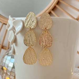 Boucles d'oreilles pendantes avec double pendentifs dorés nour longues