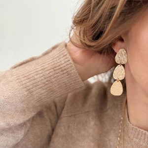 Boucles d'oreilles pendantes avec double pendentifs dorés nour longues