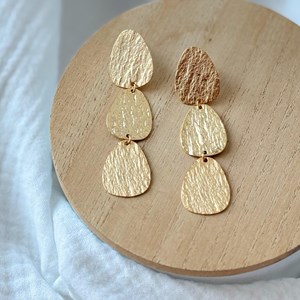 Boucles d'oreilles pendantes avec double pendentifs dorés nour longues