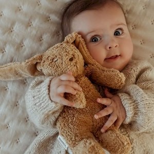 Petit lapin sensoriel en coton bio cappuccino