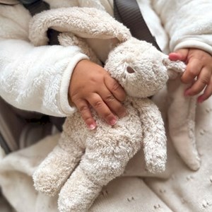 Petit lapin sensoriel en coton bio sable