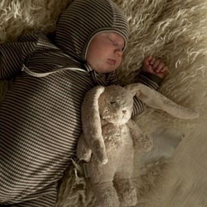 Petit lapin sensoriel en coton bio sable