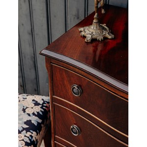 Garance, la commode en bois foncé n°609