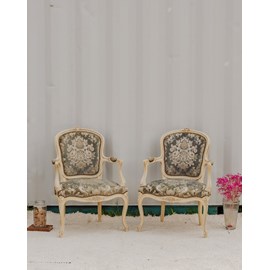 Paire de fauteuils en bois et velours n°944