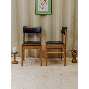 Paire de chaises baumann en bois et cuir n°1547