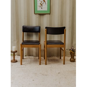 Paire de chaises baumann en bois et cuir n°1547