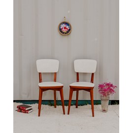 Paire de chaises en bois rouge et skaï blanc n°1546