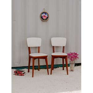 Paire de chaises en bois rouge et skaï blanc n°1546