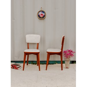 Paire de chaises en bois rouge et skaï blanc n°1546