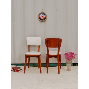 Paire de chaises en bois rouge et skaï blanc n°1546