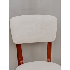 Paire de chaises en bois rouge et skaï blanc n°1546