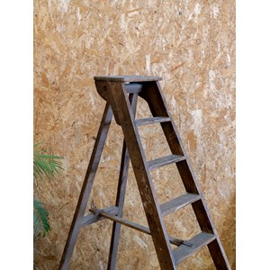 Denis, l'escabeau en bois foncé n°38
