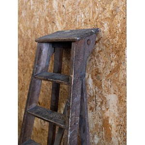 Denis, l'escabeau en bois foncé n°38