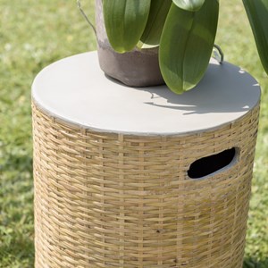 Hector - table d'appoint ronde plat. En béton socle en bambou