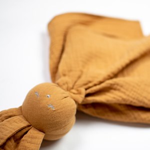 Doudou lapin  gaze jeanne camel 50 x 50