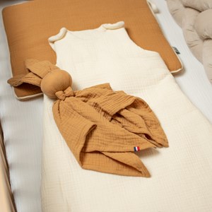 Doudou lapin  gaze jeanne camel 50 x 50