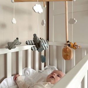 Mobile en bois avions et montgolfière