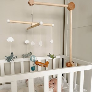 Mobile en bois avions et montgolfière