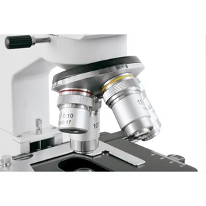 Microscope researcher binoculaire