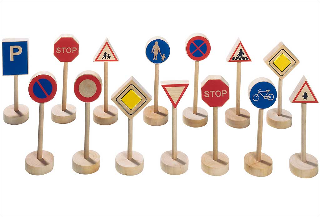 15 panneaux de signalisation en bois
